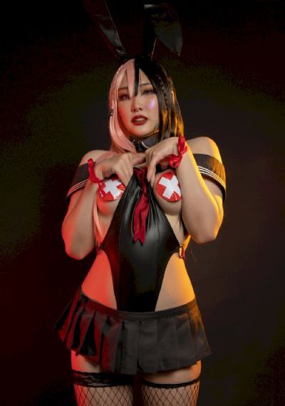 黑色丝绒裙子露背